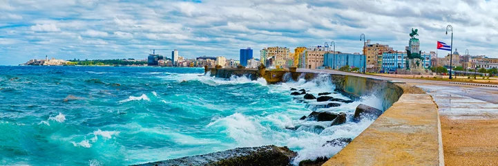 Foto op Plexiglas De skyline van Havana en de iconische Malecon-zeedijk met een stormachtige oceaan © kmiragaya