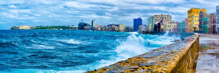  De skyline van Havana en de iconische Malecon-zeedijk met een stormachtige oceaan © kmiragaya