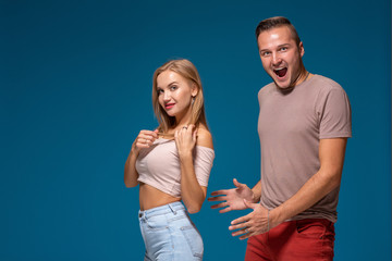 Obraz premium Pretty woman turns away, feels tired and annoyed with her husband who is outraged