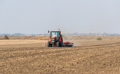 Obraz premium Plowing of stubble field