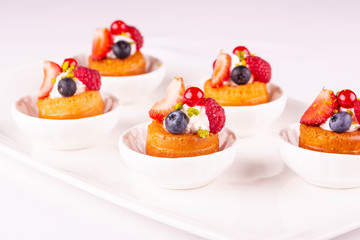 Strawberry, bilberry and raspberry red currant cakes