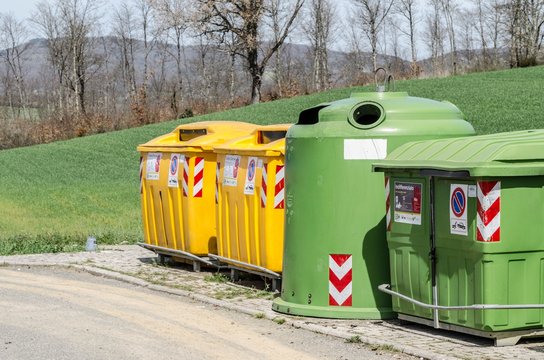 Cassonetti per raccolta differenziata in una strada urbana
