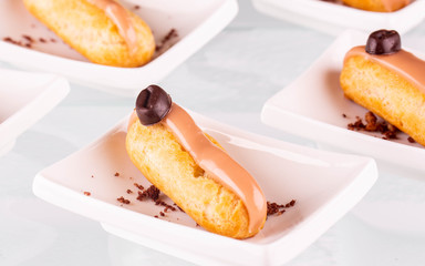 Pass eclairs with a chocolate crumb
