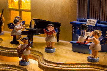 erzgebirgische Volkskunst. Orchester aus Engelfiguren