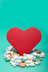 Obraz premium Red heart with different pills