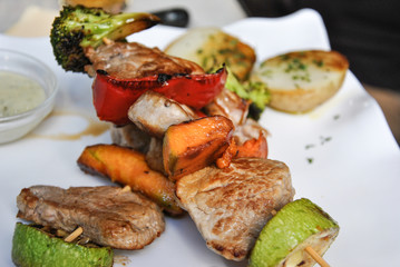 Brocheta de carne con verduras 