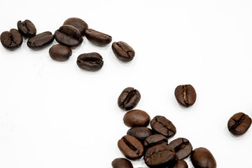 Naklejka premium coffee beans isolated on white background