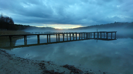 Fototapeta na wymiar Steg am See am Abend und Nebel