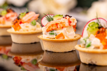 Tartlet with shrimps, vegetables and greens