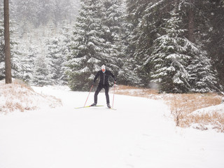 Skifahrer in Winterlandschaft auf Loipe zum Langlauf