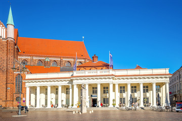 Marktplatzpanorama mit Dom Rathaus und Löwendenkmal, Schwerin, Deutschland