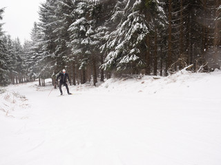 Skifahrer in Winterlandschaft auf Loipe zum Langlauf