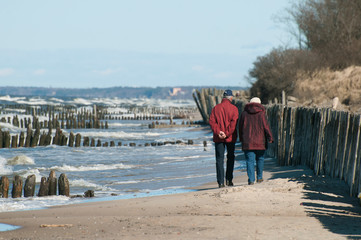 Fototapeta spacer po plaży w kołobrzegu obraz