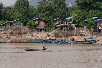 Costa de río con barcos de pescadores, Myanmar
