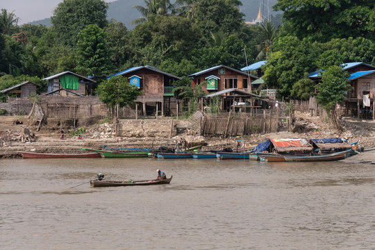 Costa de r&iacute;o con barcos de pescadores, Myanmar