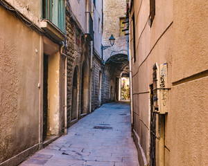 Fototapeta premium Narrow Street, Gothic District, Barcelona, Spain