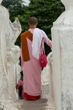 Monjes en Hsinbyume Paya. Mingun, Myanmar