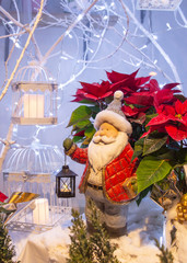 Papá Noel con farolillos en un decorado nevado