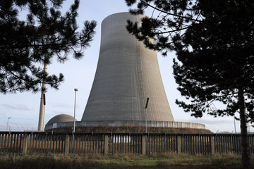 Kühlturm des Atomkraftwerks Mülheim-Kärlich im Dezember 2018 - Stockfoto