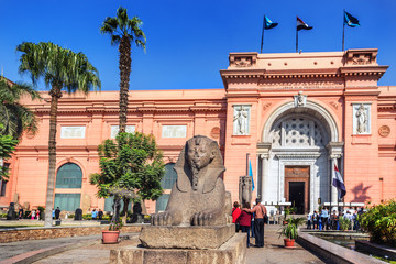 Cairo, Egypt - Nov 2nd 2018 - Tourists in front of the main entrance of the Egypt history museum in Cairo in a blue sky day - obrazy, fototapety, plakaty