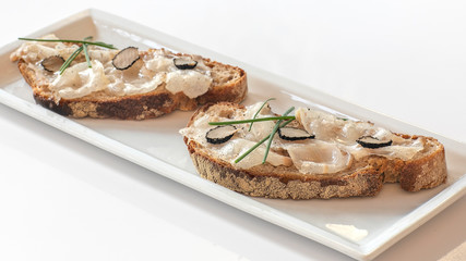 bruschette con tartufo, bruschetta with truffle