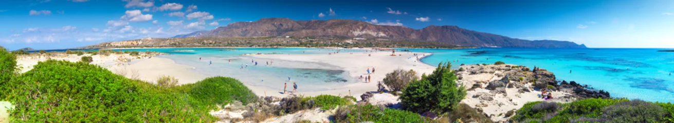 Fotobehang Tropisch strand Elafonissistrand op het eiland van Kreta met azuurblauw helder water, Griekenland, Europa