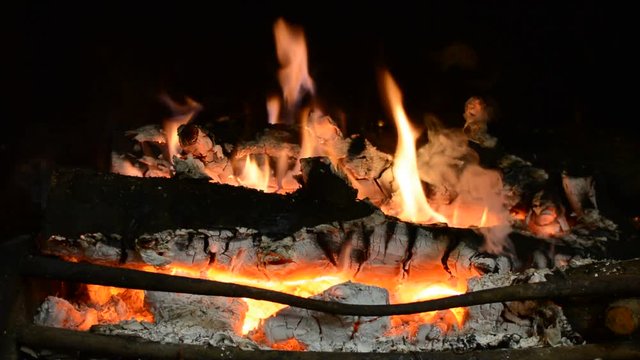 Feu de bois dans une chemin&eacute;e