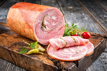 Traditionelle  Allgäuer Kalbsrolle aufgeschnitten und am Stück angeboten als closeup auf einem...