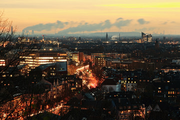 Düsseldorfer Panorama am Abend von der Schönen Aussicht gesehen