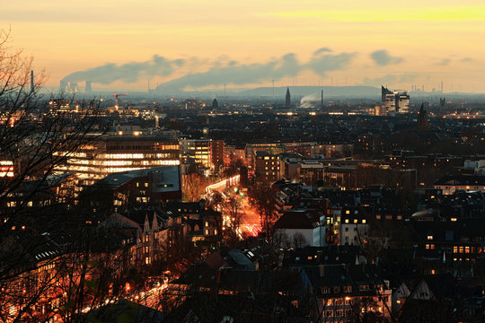 D&uuml;sseldorfer Panorama am Abend von der Sch&ouml;nen Aussicht gesehen