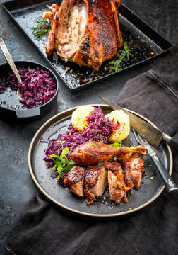 Traditionelle gebratene Ente zu Weihnachten mit Blaukraut und Kn&ouml;del als Draufsicht auf einem Teller