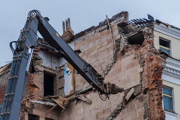 demolition of a multi-storey building with hydraulic shears, for future development of residential buildings