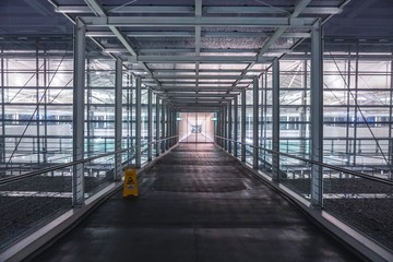 Korridor mit schöner Lichtstimmung am Flughafen München