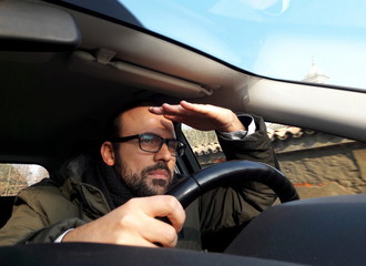 Uomo alla guida dell'auto in inverno - concentrato