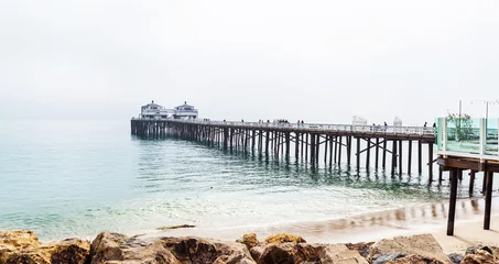 Photo sur Plexiglas Jetée Jetée brumeuse de Malibu en Californie du Sud, côte du Pacifique, USA. Vue sur l& 39 océan Pacifique. Copiez l& 39 espace pour le texte.