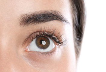 Fototapeta premium Młoda kobieta z pięknymi rzęsami na białym tle, widok zbliżenie