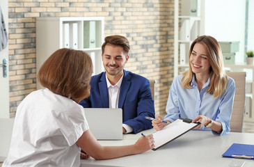 Obraz premium Human resources commission conducting job interview with applicant in office