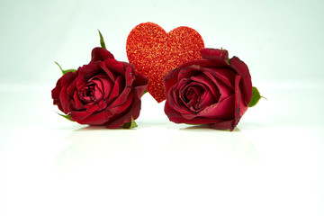 Zwei Rosen mit Herz