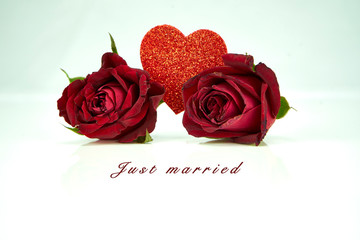 Zwei Rosen mit Herz just married weißer Hintergrund