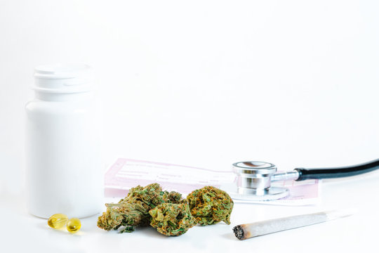 Cannabis als Medizin mit Hanfkapseln, Stethoskop, Joint und Tablettendose