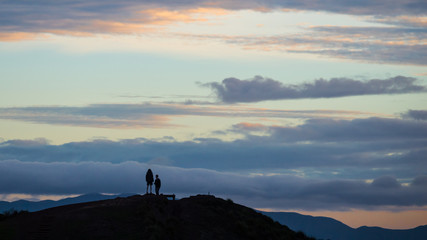 Obraz premium couple on a hill at sunset