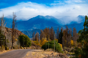 Fototapeta na wymiar Fotografiando las montañas, los azules y la grandeza de Mendoza.