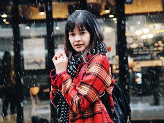 Fototapeta premium portret młodej kobiety w mieście