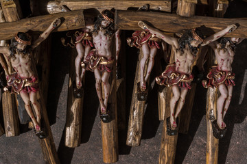 Hay muchos crucifijos de artesanos.