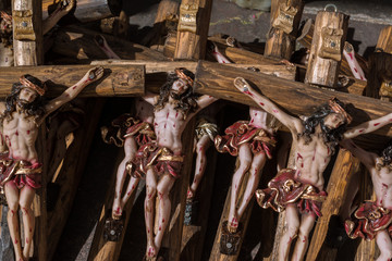 Los crucifijos est&aacute;n todos juntos.