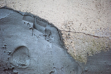 The wall in the cracks plastered with cement