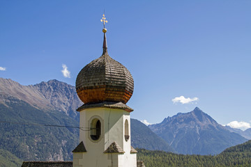 Zwiebelturm der Kirche von Köfels in Tirol