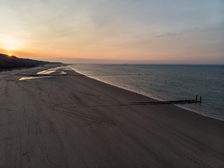 Menschenleerer Strand an der Nordsee bei Sonnenschein (Luftaufnahme, Drohne)