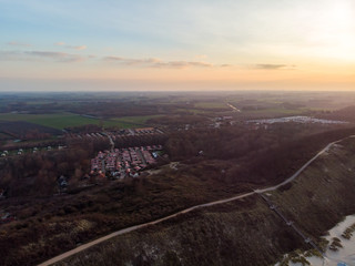 Campingplatz hinter einer D&uuml;ne (Luftaufnahme, Drohne)