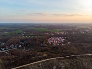 Campingplatz hinter einer D&uuml;ne (Luftaufnahme, Drohne)